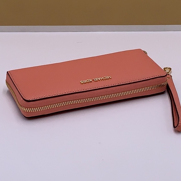 MICHAEL KORS LARGE TRAVEL CONTINENTAL WRISTLET WALLET SHERBERT COLOR - Picture 3 of 16